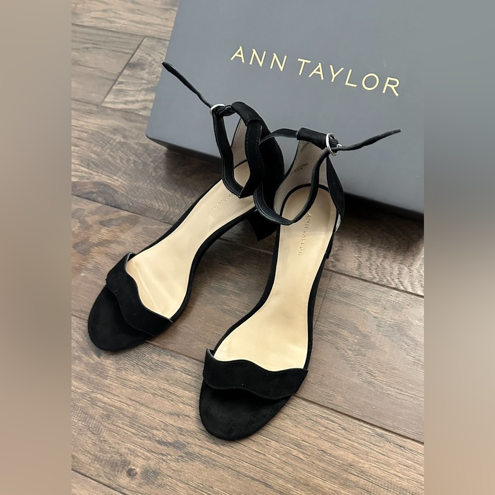 ann taylor nicole wavy trim block heel scandal (Size 6.5)